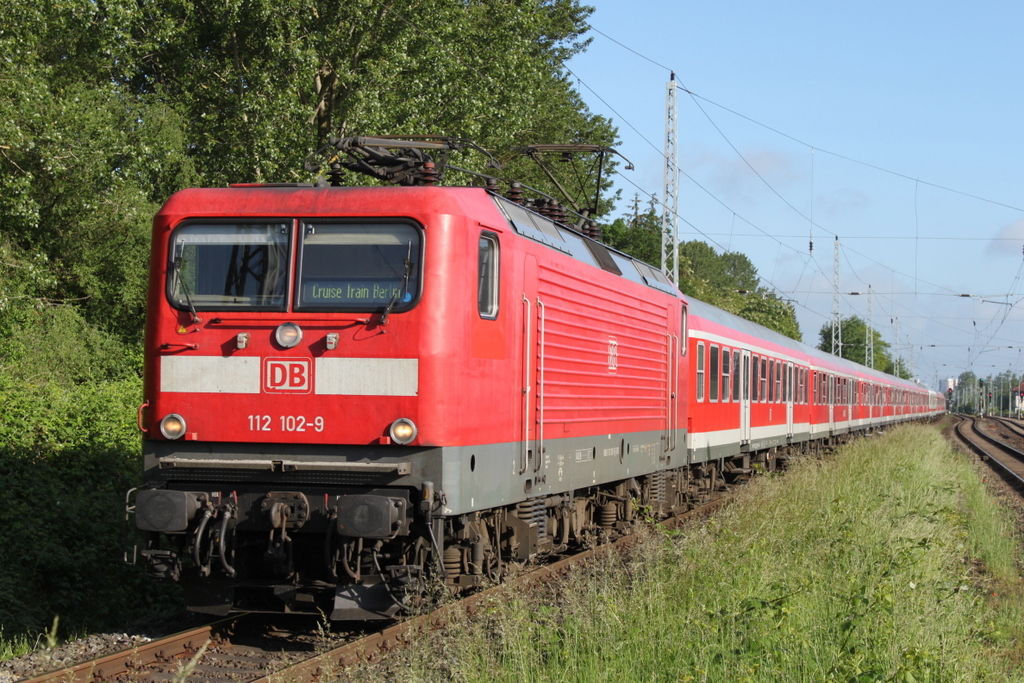 112 102 mit RE 13290 von Warnemnde nach Berlin-Ostbahnhof bei der Durchfahrt in Rostock-Bramow.05.06.2017