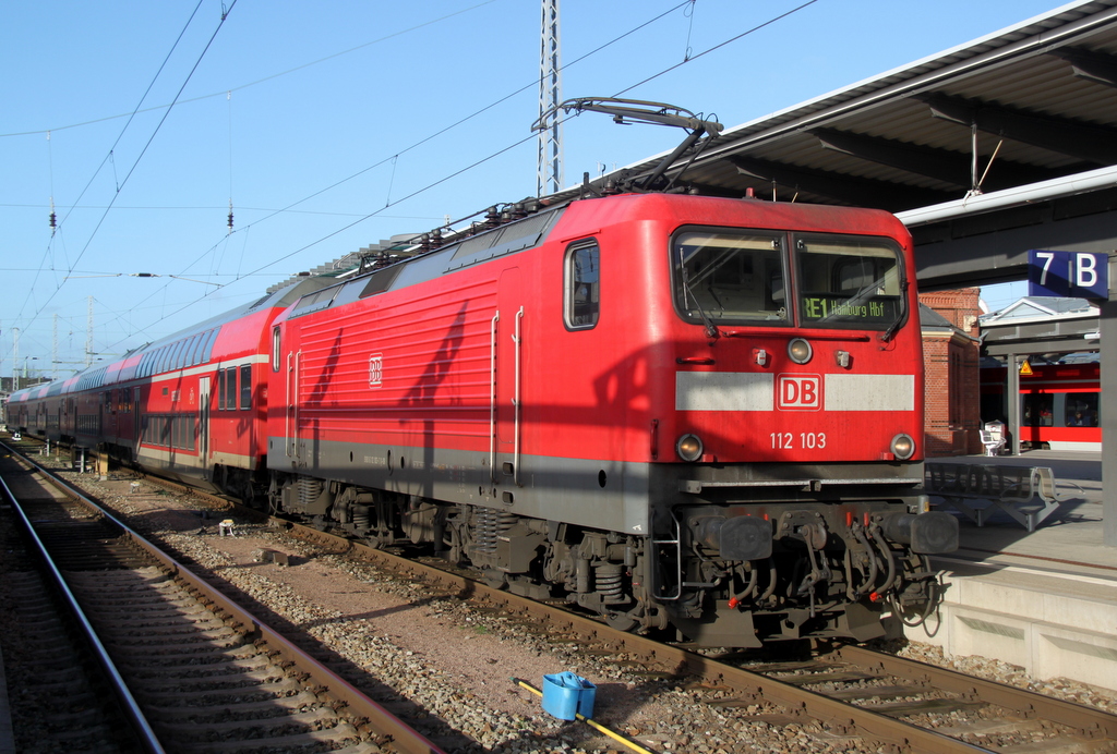 112 103-7 mit RE 4310(WR-AH)kurz vor der Ausfahrt im Rostocker Hbf.16.01.2015