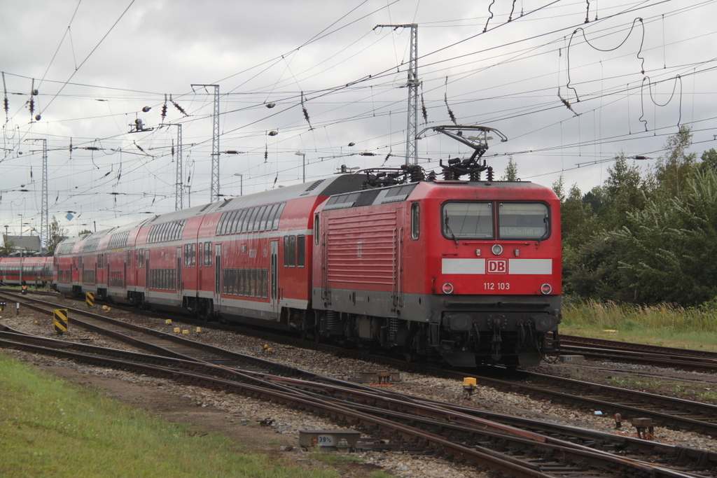 112 103-7 mit RE 5 von Rostock Hbf nach Lutherstadt Wittenberg bei der Ausfahrt im Rostocker Hbf.06.09.2015