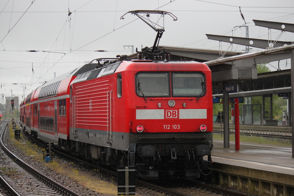 112 103 mit RE5 von Rostock Hbf nach Lutherstadt Wittenberg kurz vor der Ausfahrt im Rostocker Hbf.23.05.2015