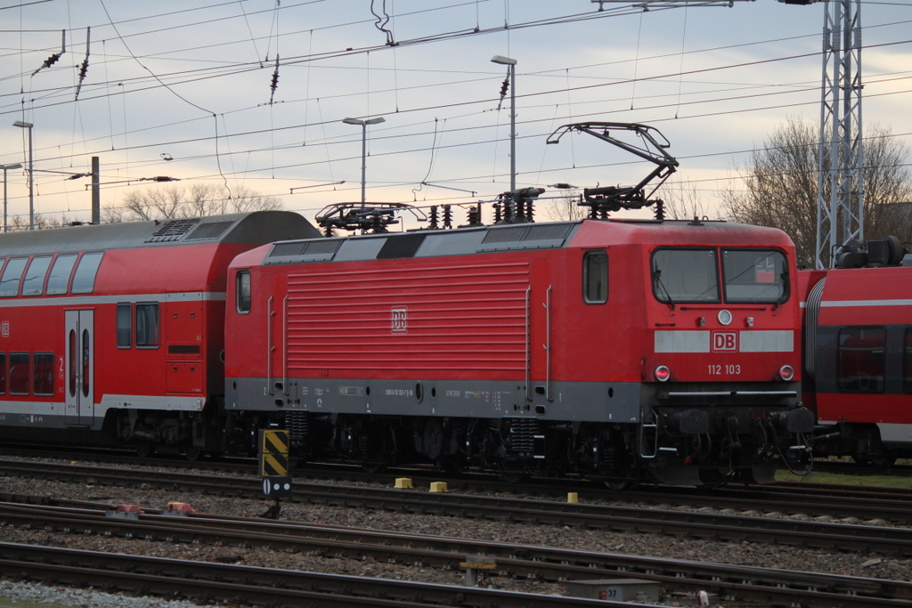 112 103 mit RE5 von Rostock Hbf nach Elsterwerda bei der Ausfahrt im Rostocker Hbf.20.12.2015