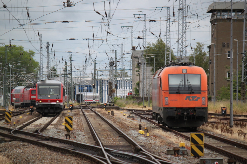 112 104-5+628 551-3 und 1216 902-7 zusehen am 19.06.2015 im Rostocker Hbf.