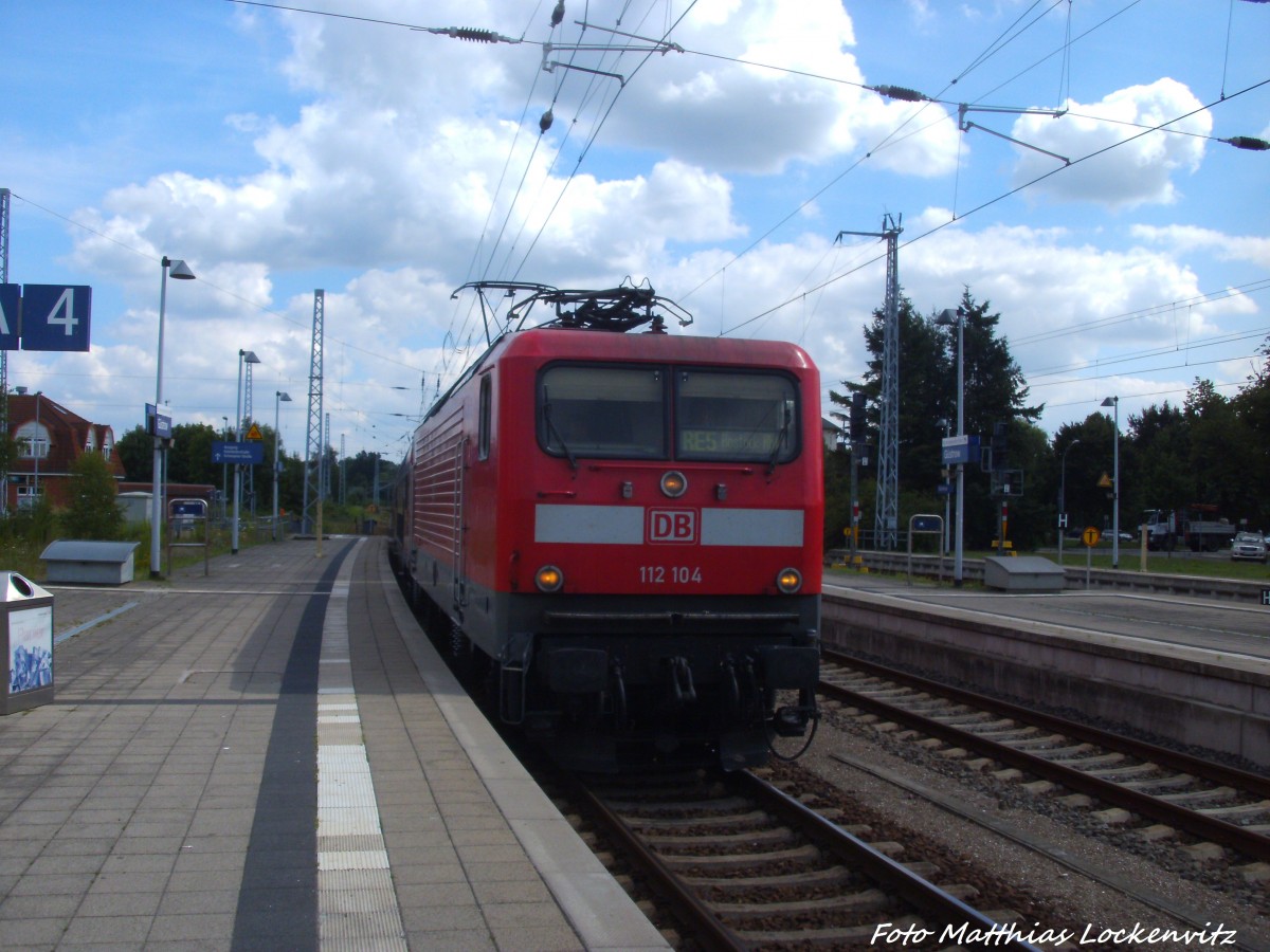 112 104 als RE5 mit ziel Rostock Hbf beim einfahren in den Bahnhof G�strow am 15.7.14