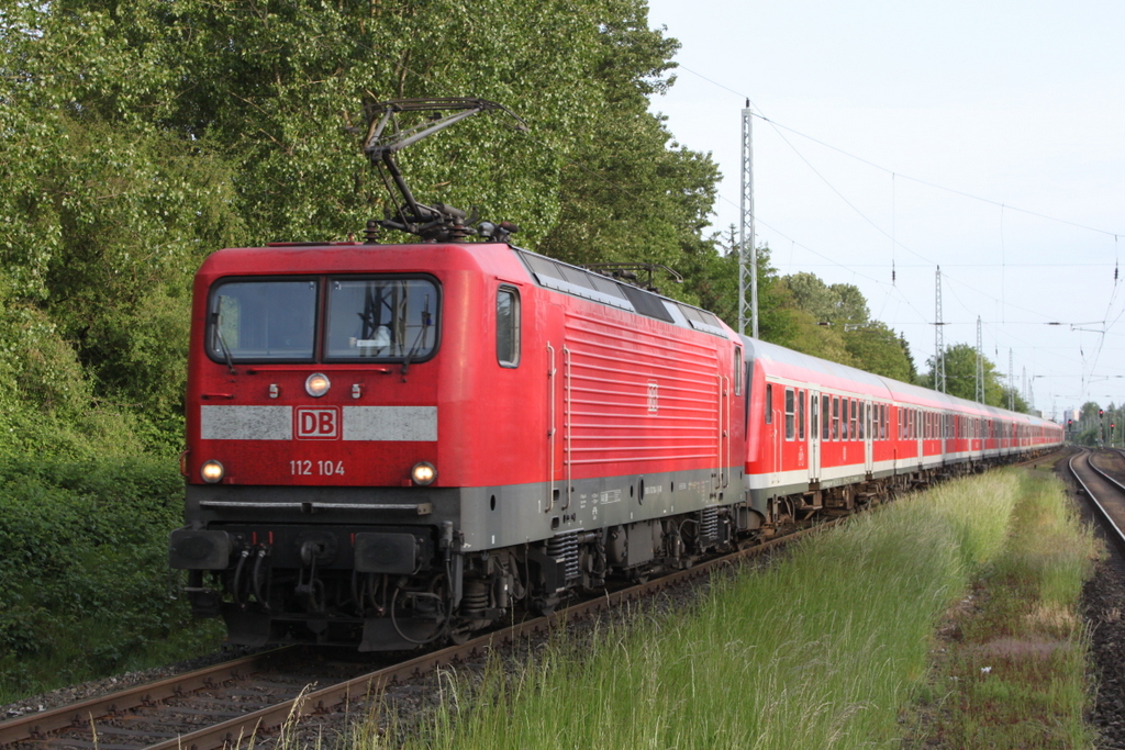 112 104 mit RE 13290 von Warnemünde nach Berlin-Ostbahnhof bei der Durchfahrt in Rostock-Bramow.21.05.2018