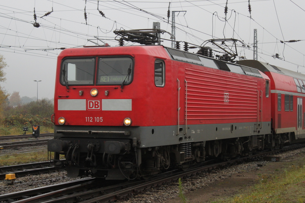 112 105 mit RE4310(Rostock-Hamburg)bei der Ausfahrt im Rostocker Hbf.06.11.2015
