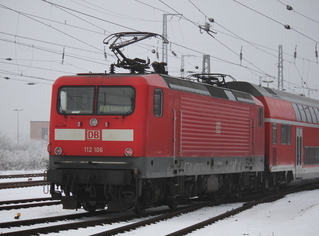 112 106-0 mit RE 1(Hamburg-Rostock)bei der Einfahrt im Rostocker Hbf.06.02.2015