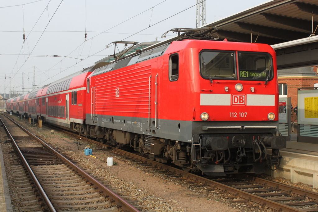 112 107-8 mit RE1(RE 4310)von Rostock Hbf nach Hamburg Hbf kurz vor der Ausfahrt im Rostocker Hbf.30.10.2015