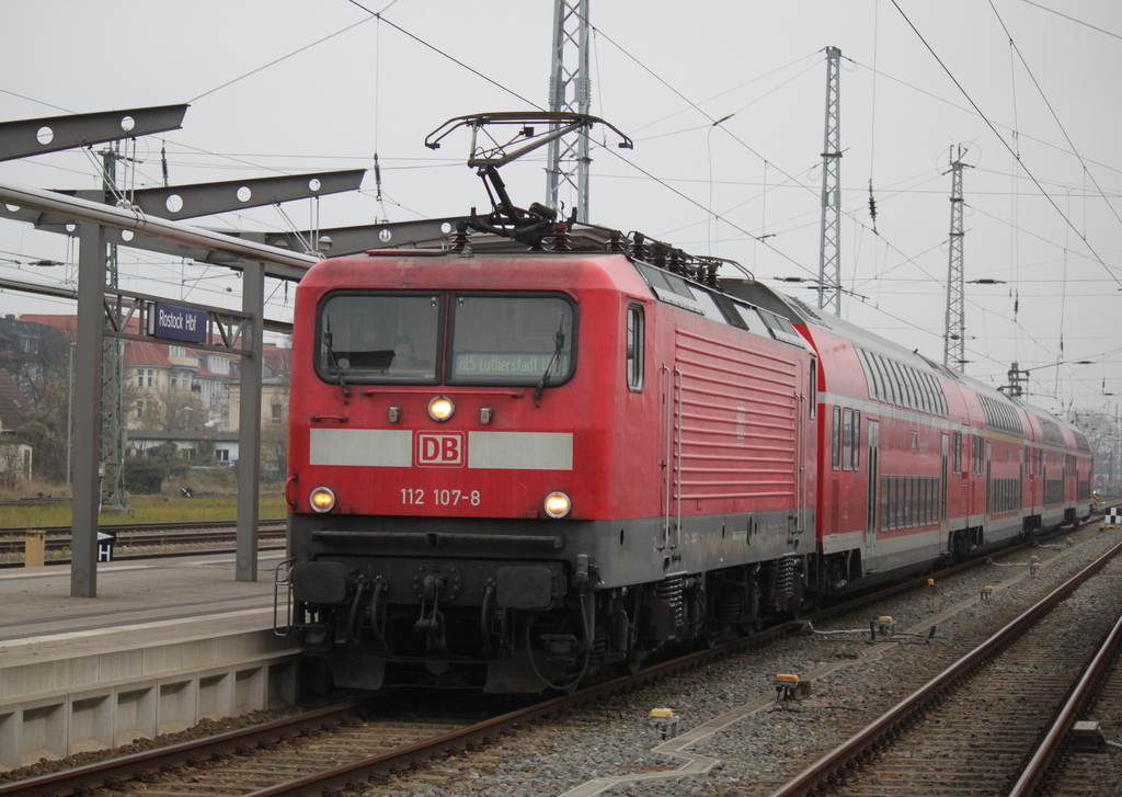 112 107-8 mit RE5(RE 4363)von Rostock Hbf nach Lutherstadt Wittenberg bei der Bereitstellung am 30.11.2014 im Rostocker Hbf. 