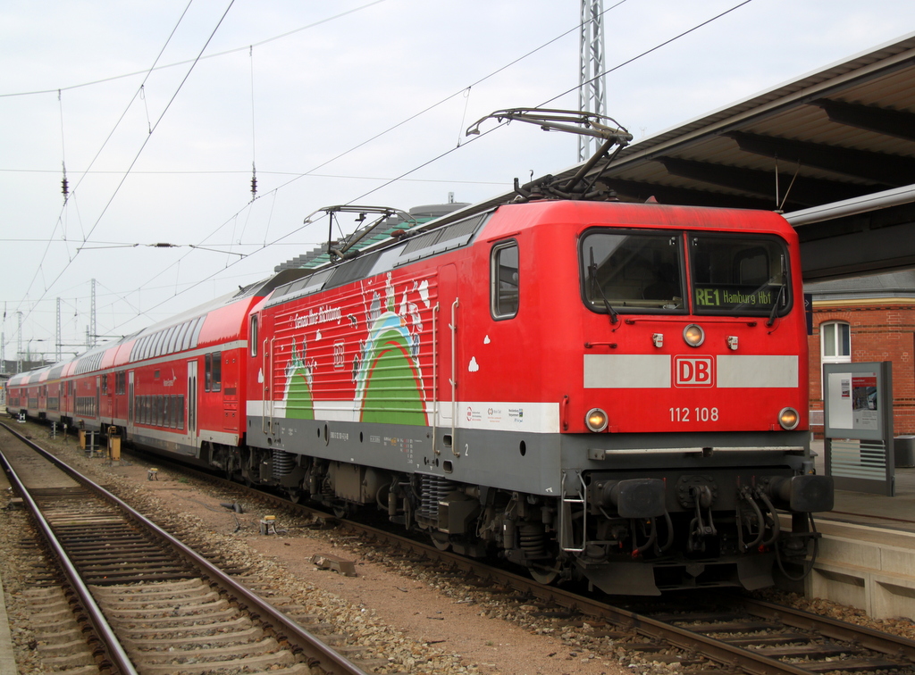 112 108-6 mit RE4310(Rostock-Hamburg)stand am 27.02.2015 noch im Rostocker Hbf.