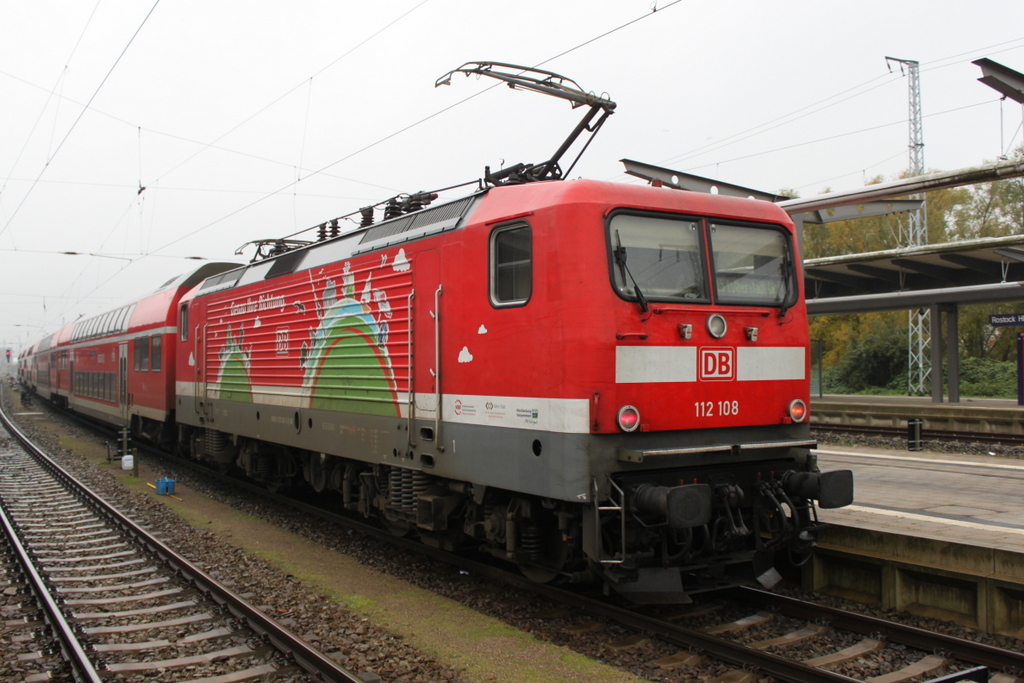 112 108-6( Genau Ihre Richtung )mit RE 4361 von Rostock Hbf nach Lutherstadt Wittenberg kurz vor der Ausfahrt im Rostocker Hbf.17.10.2015