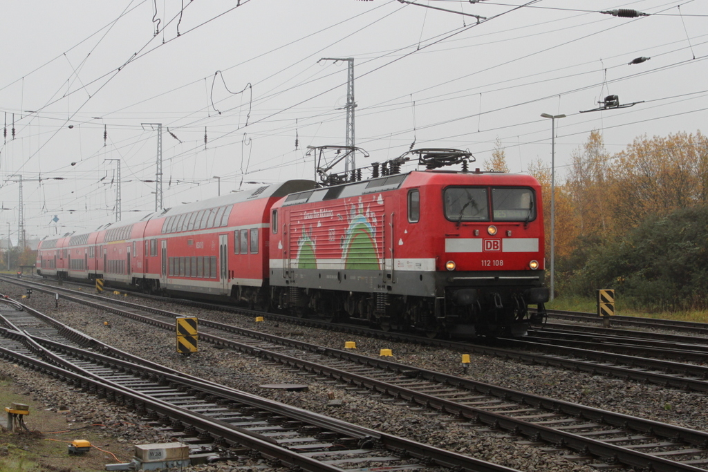 112 108-6( Genau Ihre Richtung )mit RE 4356 von Lutherstadt Wittenberg nach Rostock Hbf bei der Einfahrt um 13:26 Uhr im Rostocker Hbf.06.11.2015