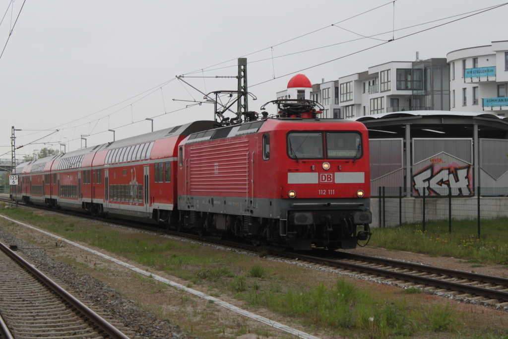 112 111 mit RE 18490(Berlin-Warnemünde)bei der Durchfahrt in Warnemünde Werft.28.04.2019 