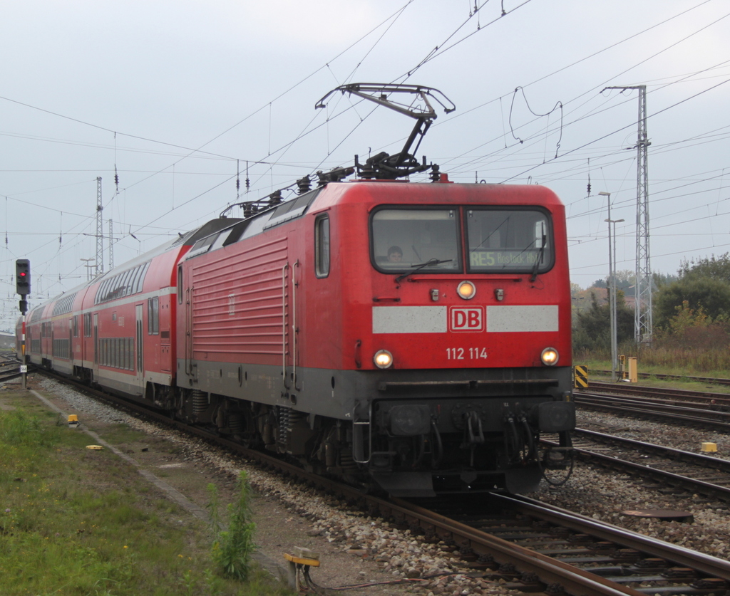 112 114-4 mit RE 4361 von Rostock Hbf nach Lutherstadt Wittenberg bei der Bereitstellung im Rostocker Hbf.16.10.2014