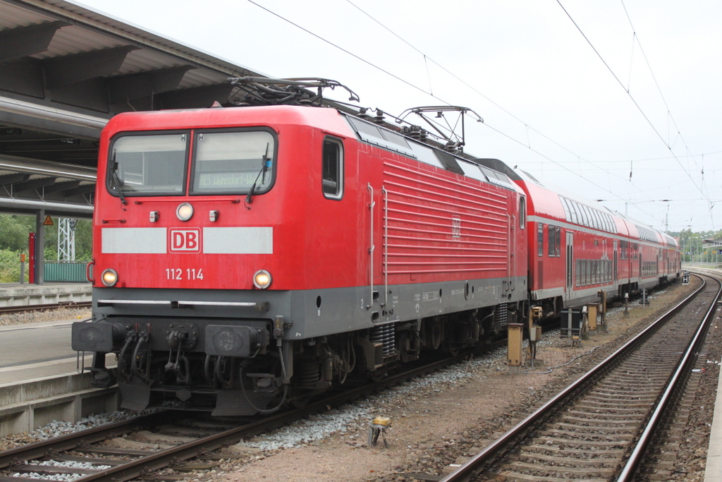 112 114 mit RE 5(Rostock-Wünsdorf Waldstadt)kurz vor der Ausfahrt im Rostocker Hbf.24.06.2017