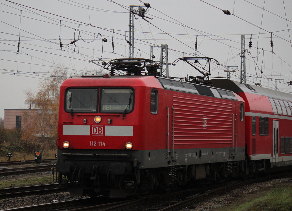 112 114 mit RE1(WR-AH)bei der Ausfahrt am 22.11.2014 gegen 09:09 Uhr im Rostocker Hbf.