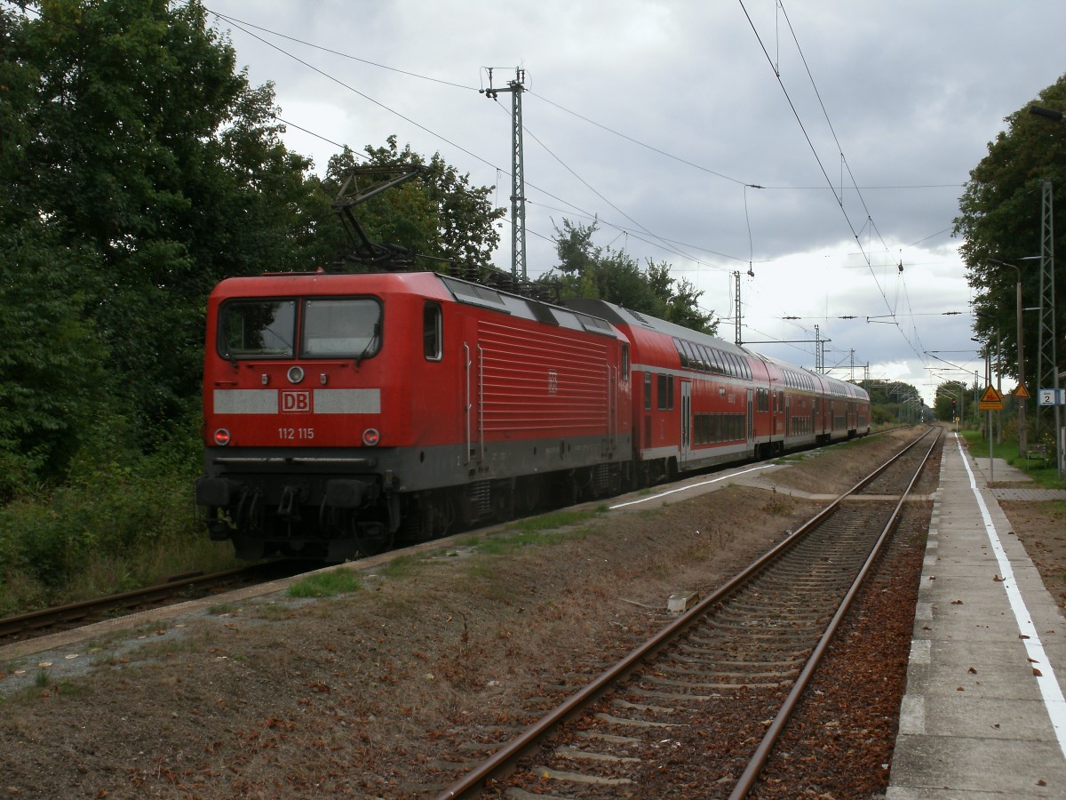 112 115-1 schob den RE Stralsund-J�terbog,am 15.September 2013 aus dem Bahnhof Elmenhorst(bei Stralsund).
