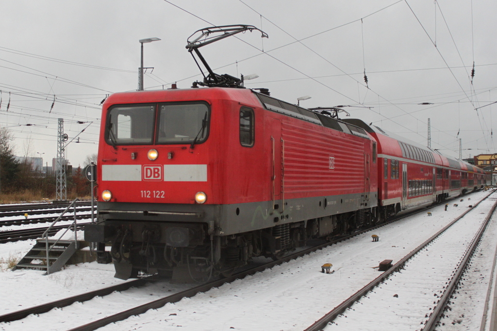 112 122-7 stand am 08.01.2016 mit dem RE1(Hanse-Express)im Rostocker Hbf.