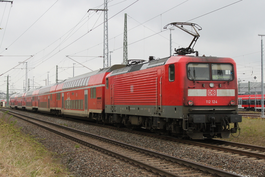 112 124 mit RE 18490 von Berlin Hbf(tief)nach Warnemünde bei der Einfahrt im Rostocker Hbf.06.05.2017