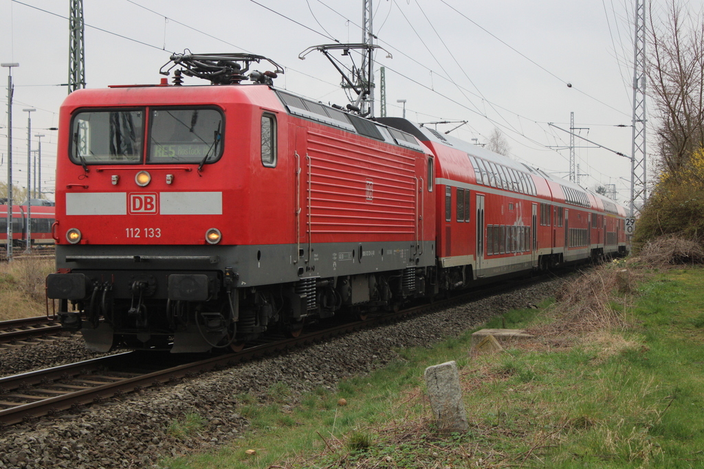 112 133 mit RE 5 von Berlin-Südkreuz nach Rostock Hbf bei der Einfahrt im Rostocker Hbf.22.03.2024