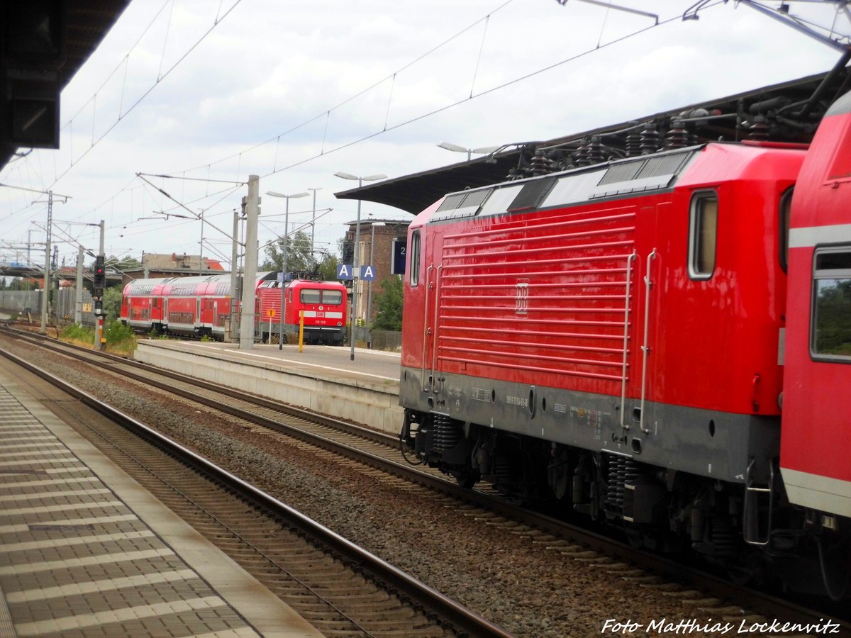 112 139 verl�sst den Bahnhof in Richtung Magdeburg, w�hrend 112 174 mit ziel Wolfen (Bitterfeld) auf die Abfahrt im Bitterfelder Bahnhof am 14.7.16 wartet.