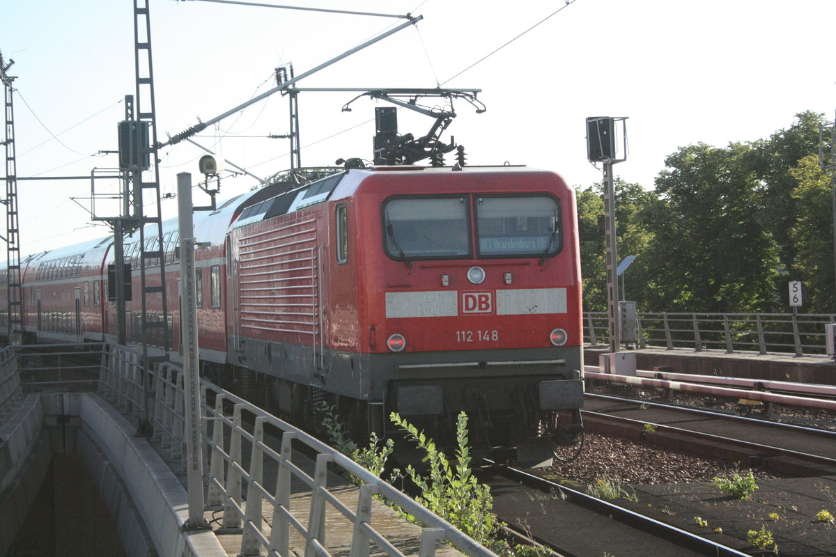 112 148 verl�sst mit dem RE1 mit ziel Brandenburg Hbf den Bahnhof Berlin Hbf am 31.7.20