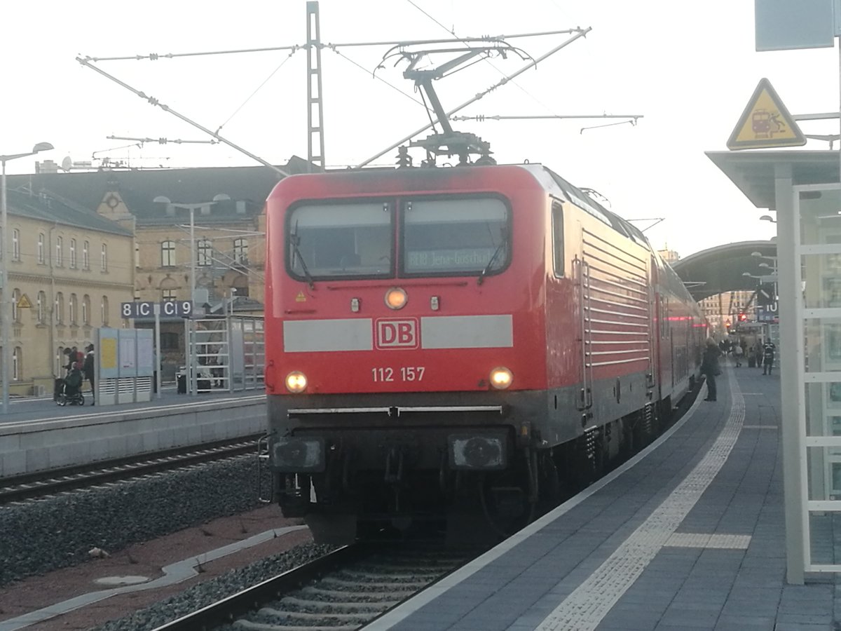 112 157 als RE18 mit ziel Jena-G�schwitz im Bahnhof Halle (Saale) Hbf am 16.2.19
