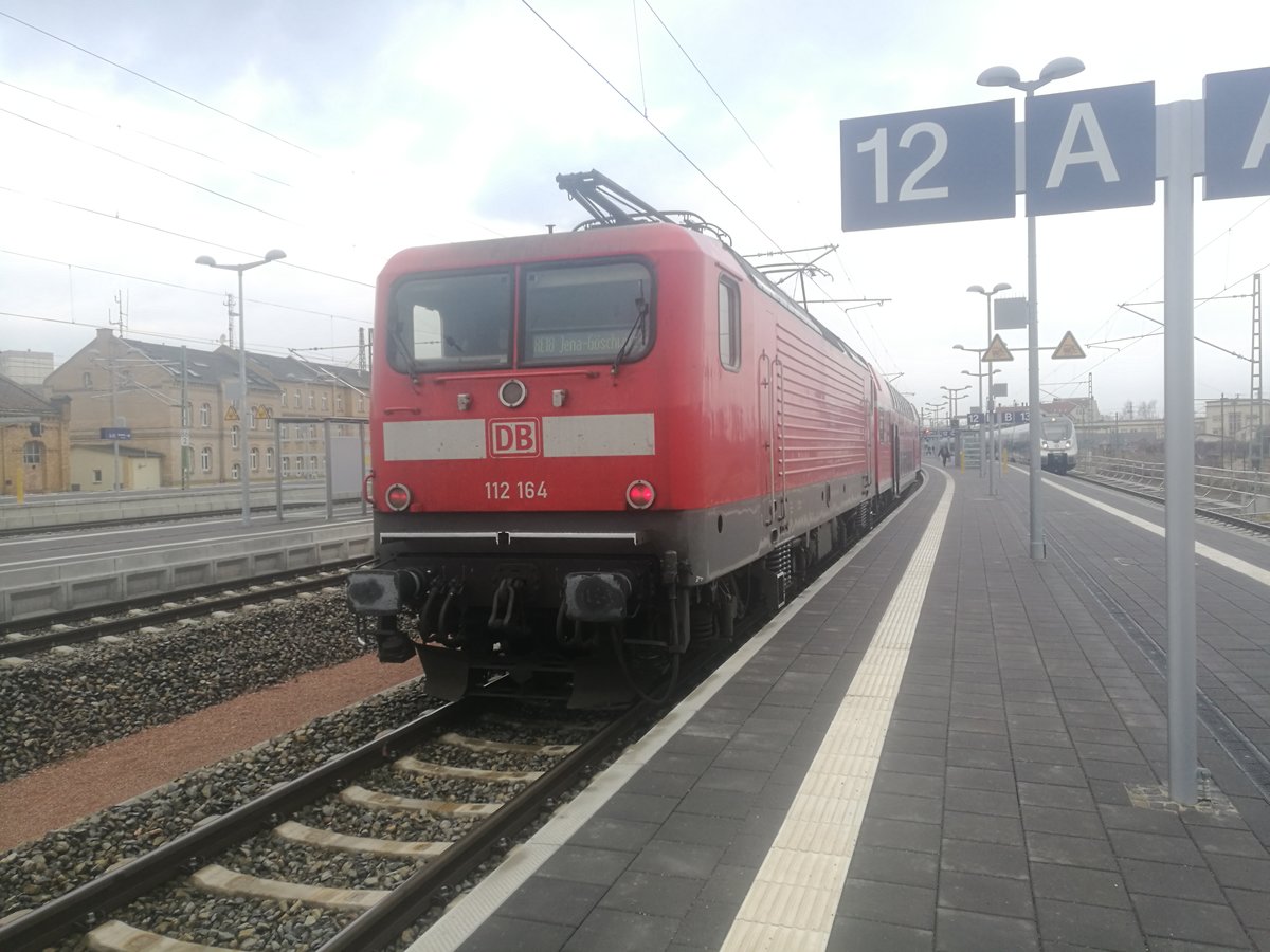 112 164 als RE18 mit ziel Jena-G�schwitz im Bahnhof Halle (Saale) Hbf am 1.3.19