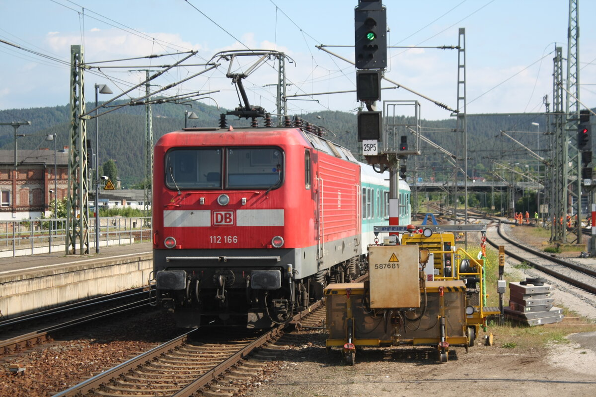 112 166 verl�sst als RB25 mit Ziel Halle/Saale Hbf den Bahnhof Saalfeld (Saale) am 1.6.22