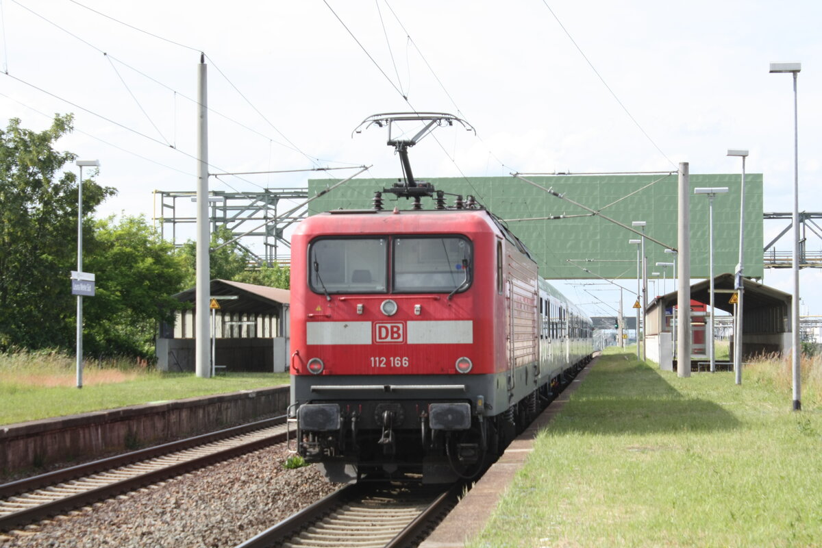 112 166 verl�sst den Haltepunkt Leuna Werke S�d am 1.6.22