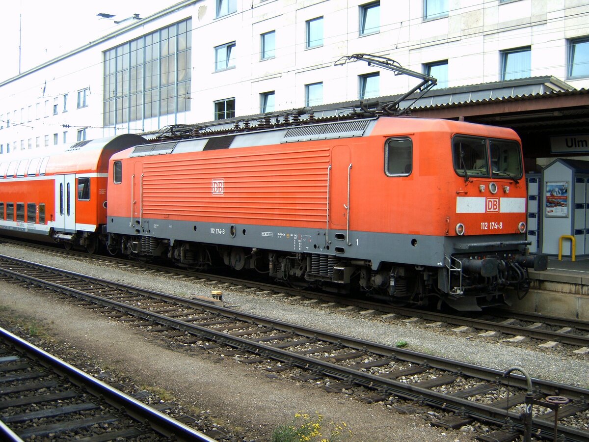 112 174-8 mit Nahverkehrs-Doppelstockzug in Ulm am 17.09.2005.