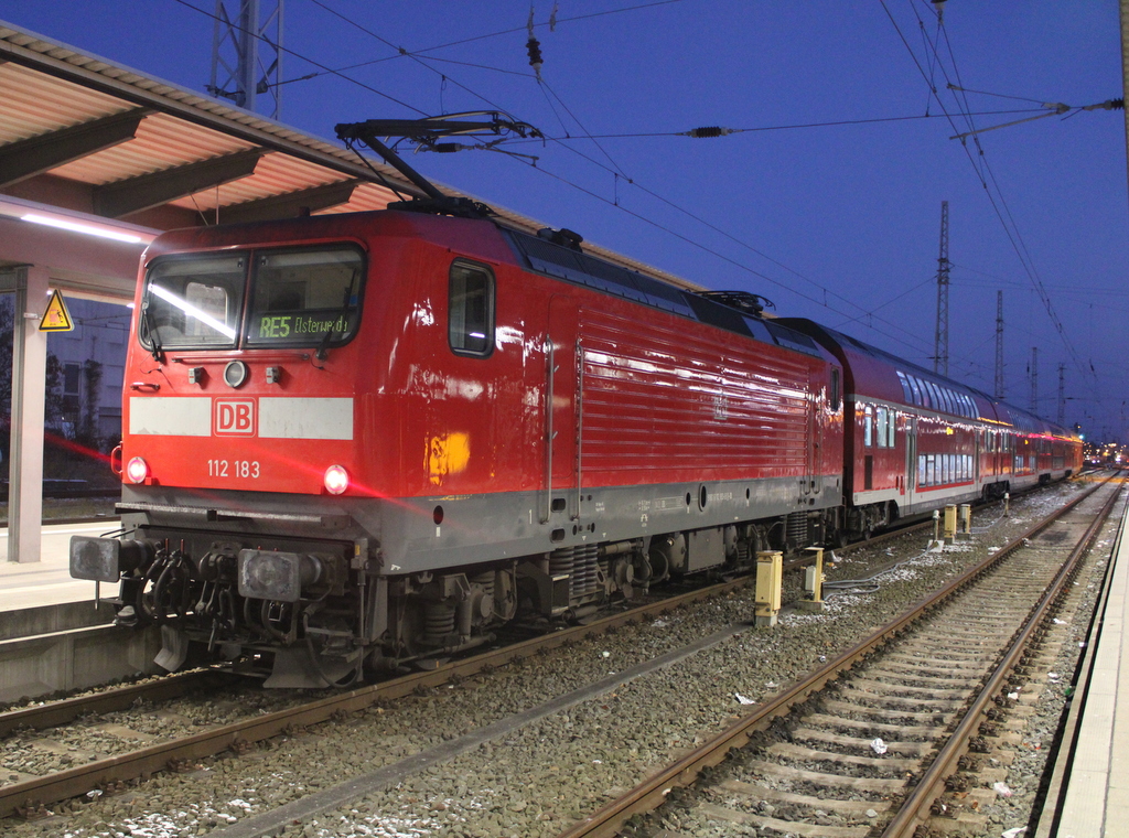 112 183 mit RE 4365(Rostock-Elsterwerda)kurz vor der Ausfahrt um 16.34 Uhr im Rostocker Hbf.10.12.2022