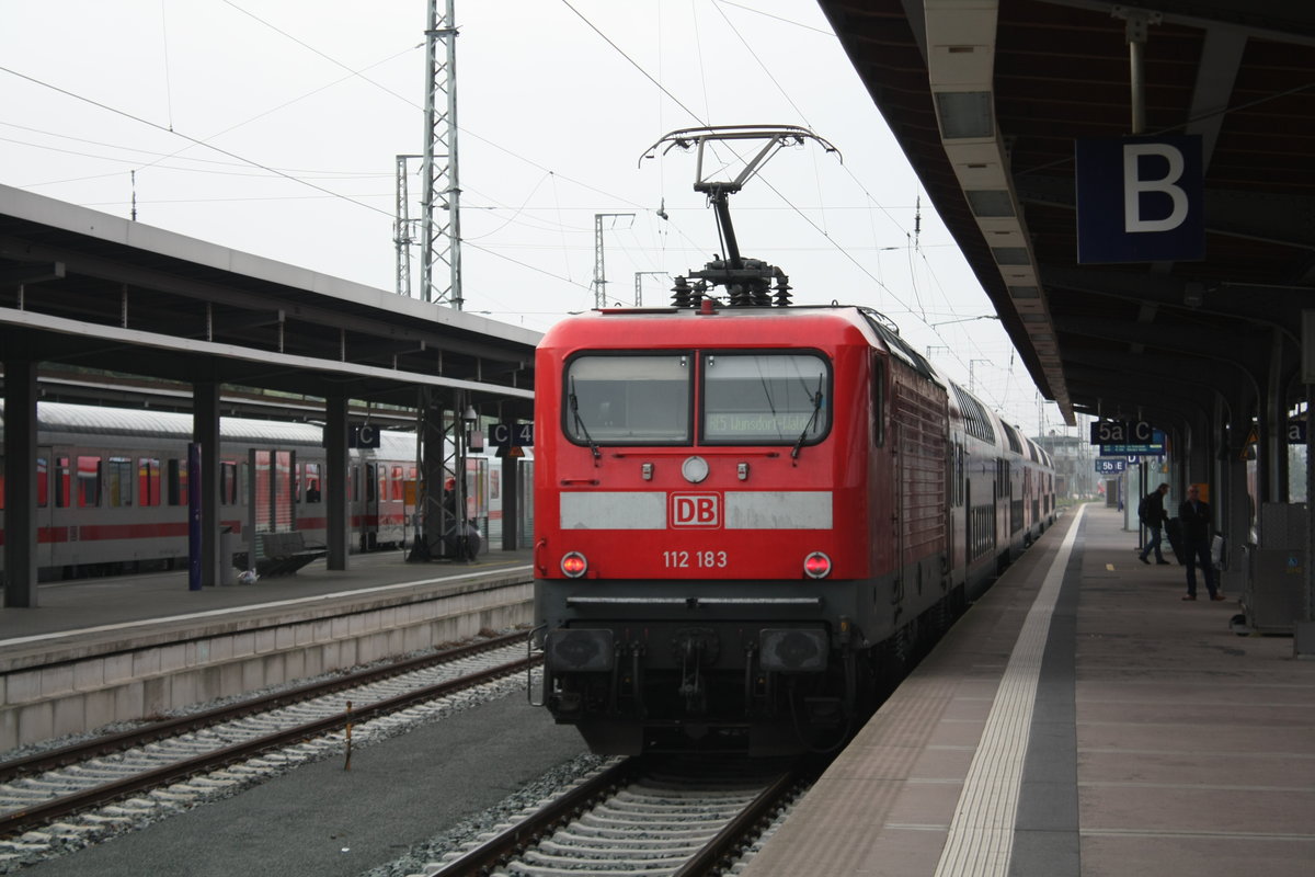 112 183 verl�sst als RE5 mit ziel W�nschdorf-Waldstadt den Bahnhof Stralsund Hbf am 19.8.19