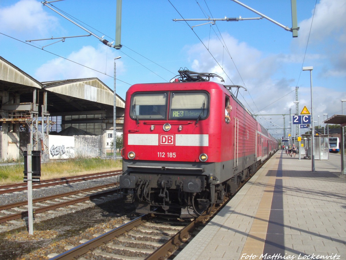 112 185 als RE3 mit ziel Elsterwerda im Bahnhof Z�ssow am 15.7.14