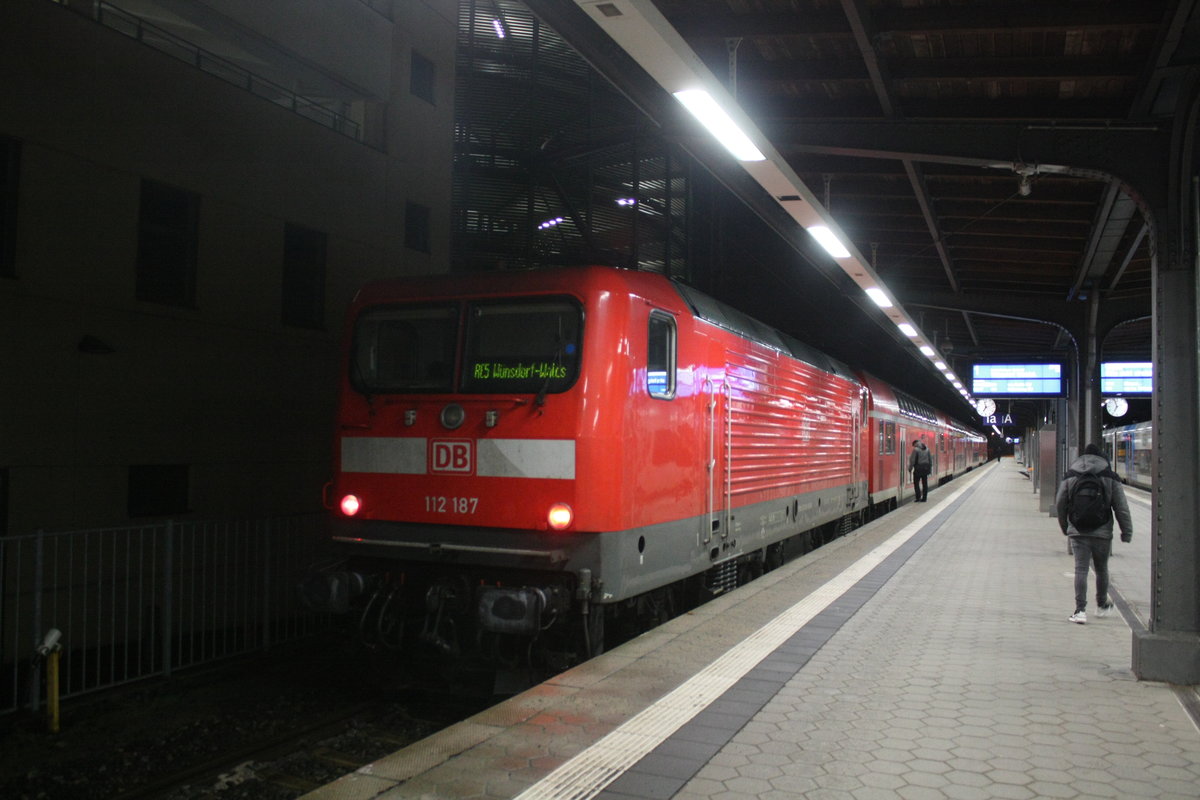 112 187 mit dem RE3 mit ziel W�nsdorf-Waldstadt im Bahnhof Stralsund Hbf am 8.1.21