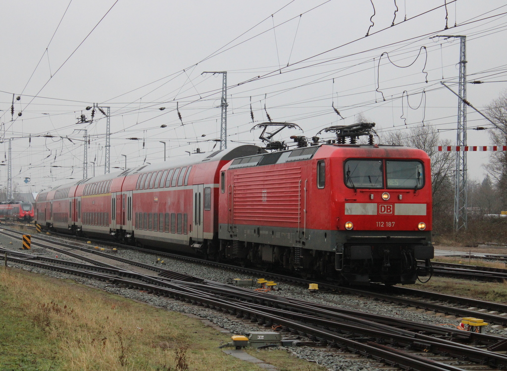 112 187 mit RE 5(Oranienburg-Rostock)bei der Einfahrt im Rostocker Hbf.02.02.2024