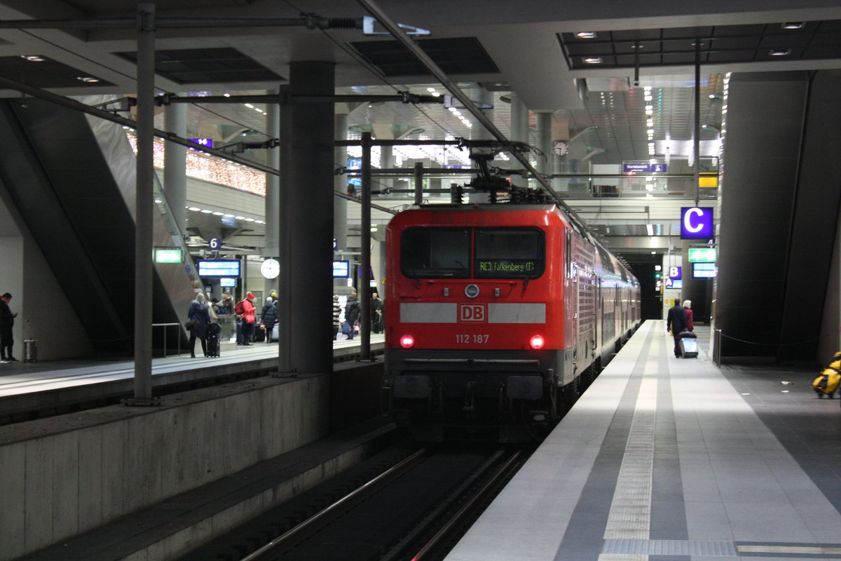 112 187 verl�sst als RE3 mit ziel Falkenberg (E) den Bahnhof Berlin Hbf (Tief) am 4.1.20