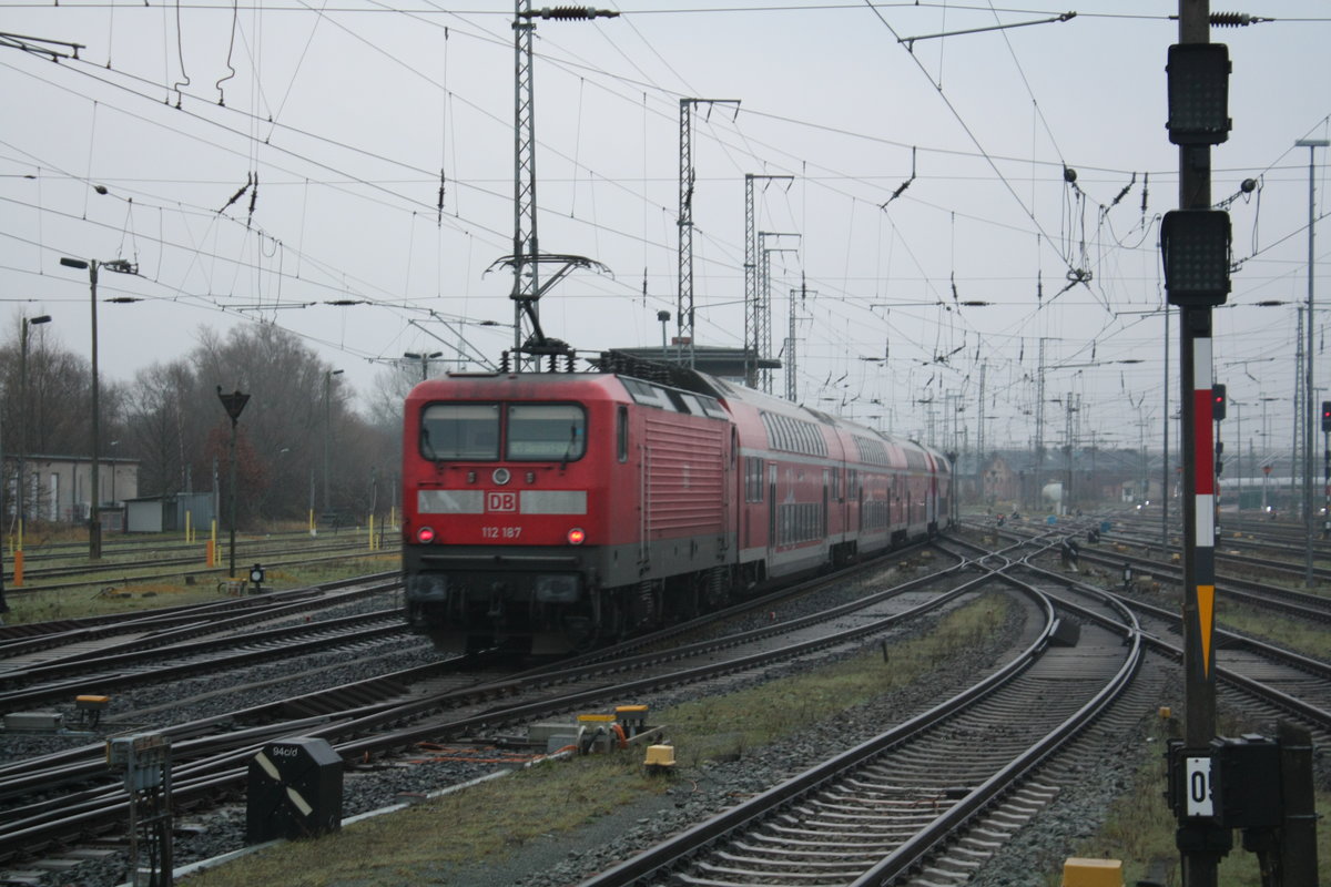 112 187 verl�sst als RE5 den Bahnhof Stralsund Hbf am 21.12.20