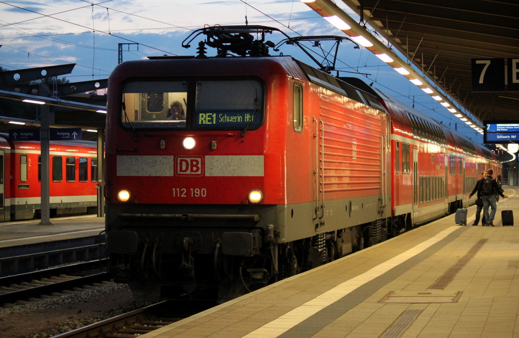 112 190-4 mit RE 4318 von Rostock Hbf nach Schwerin Hbf kurz vor der Ausfahrt im Rostocker Hbf.16.08.2013
