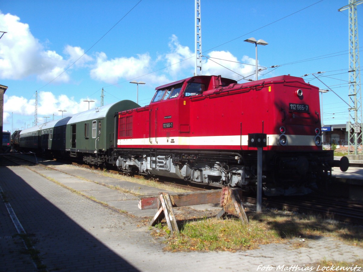 112 565-7 mit 52 8079 im Hintergrund im Bahnhof Bergen auf R�gen am 15.6.14