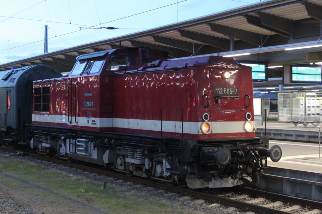 112 565-7 mit SDZ 83253 von Rostock Hbf nach Leipzig-Plagwitz kurz vor der Ausfahrt am Abend des 28.09.2019 im Rostocker Hbf.