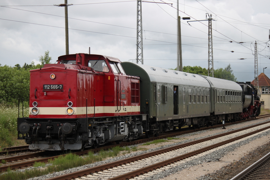 112 565-7+52 8079-7 als PRE81260 Lauterbach Mole nach Bergen auf Rgen bei der Einfahrt im Bahnhof Bergen auf Rgen.14.06.2014