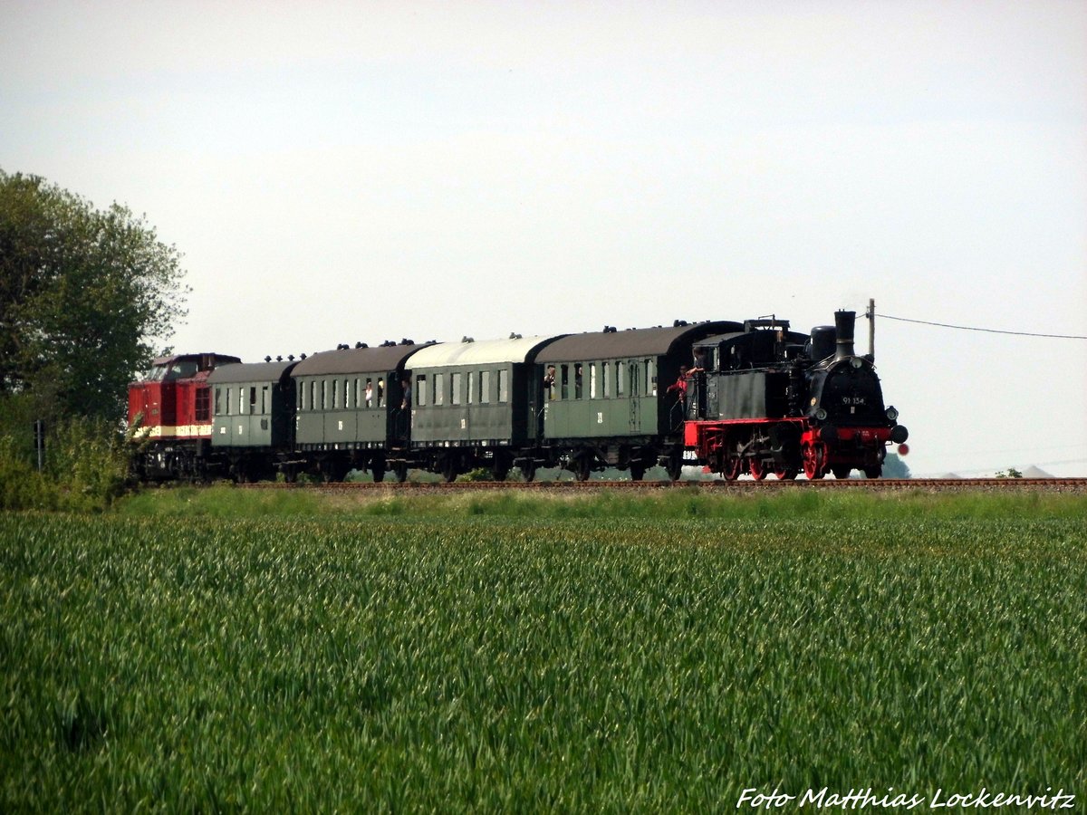 112 703 (203 230) und 91 134 unterwegs nach Bergen auf R�gen. Aufnahme in der n�he von Neklade am 21.5.16