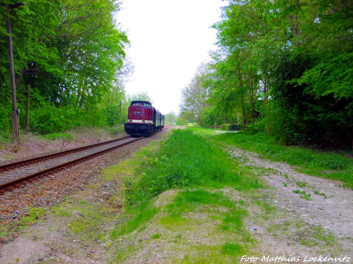 112 703 (203 230) am Zugschluss unterwegs nach Lauterbach Mole und l�sst den ehemaligen DR-Haltepunkt Pastitz hinter sich am 21.5.16