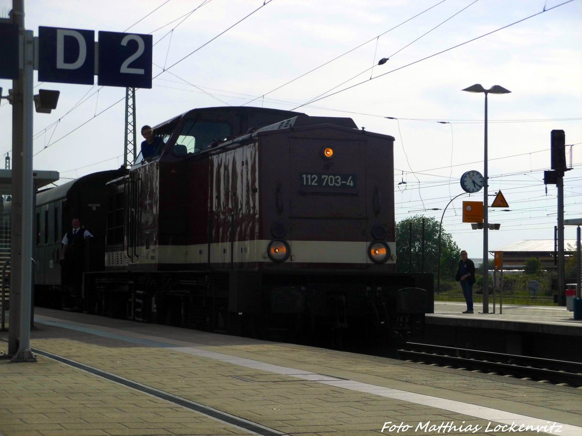 112 703 (203 230) im Bahnhof Bergen auf R�gen am 22.5.16