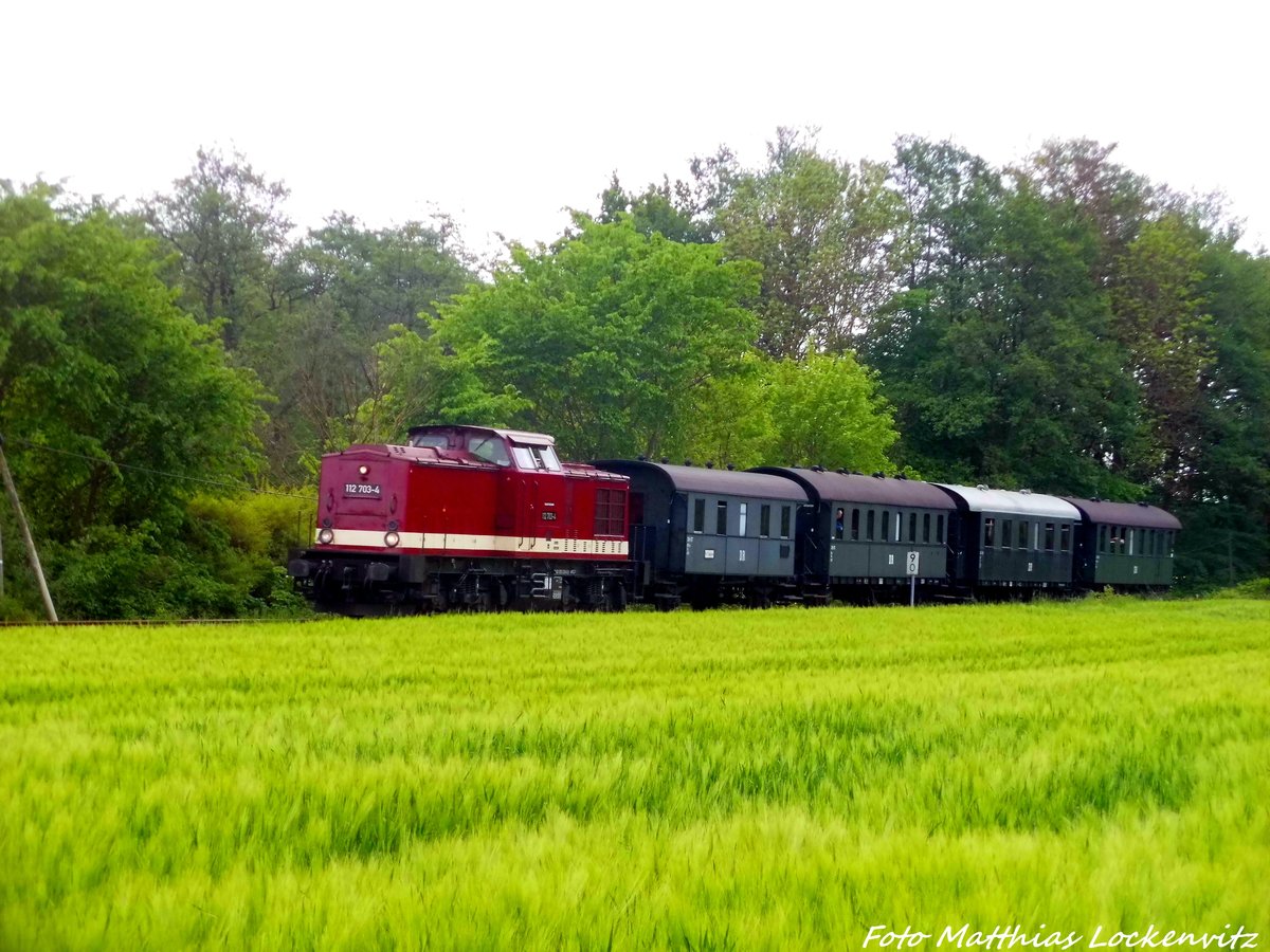 112 703 (203 230) unterwegs nach Bergen auf R�gen bei der vorbeifahrt am Putbusser Ortsteil Pastitz am 21.5.16