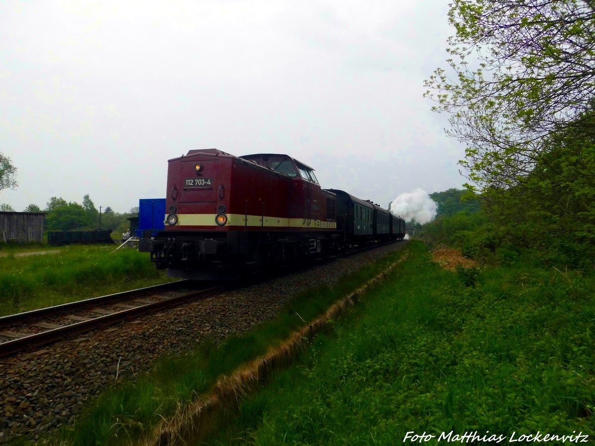 112 703 (203 230) verl�sst Putbus in Richtung Bergen auf R�gen am 21.5.16