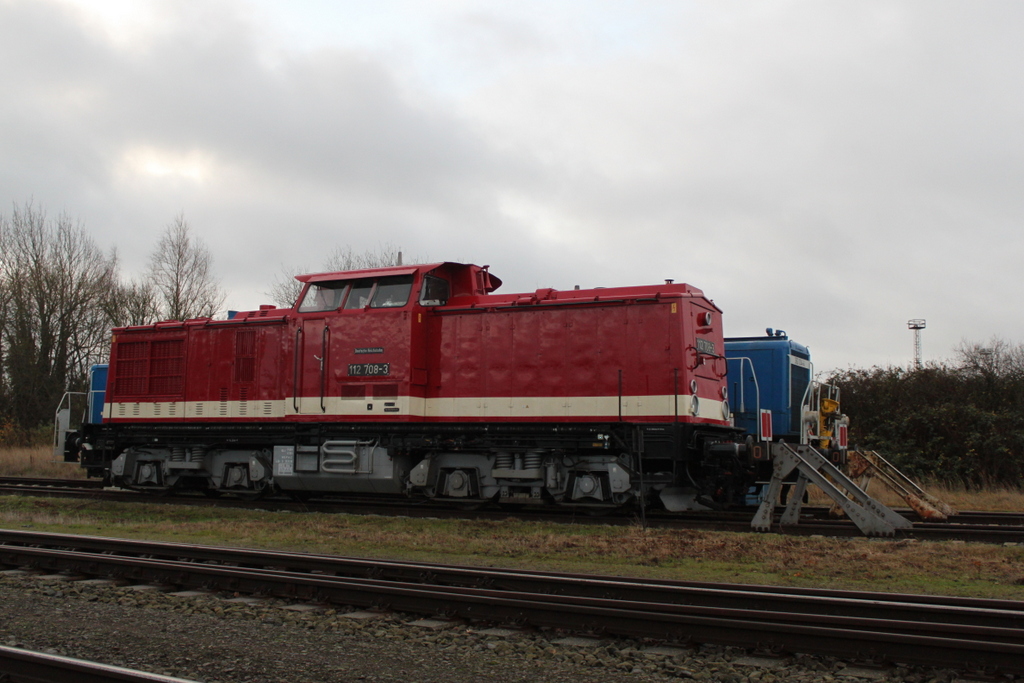 112 708-3(202 708-4)von MTEG - Muldental Eisenbahnverkehrsgesellschaft mbH stand am 09.12.2018 im Rostocker Seehafen abgestellt.
