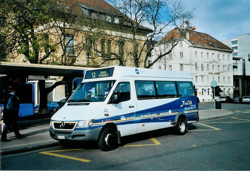 (112'004) - MobiCit�, La Chaux-de-Fonds - Nr. 21/NE 113'821 - Mercedes am 10. November 2008 beim Bahnhof La Chaux-de-Fonds