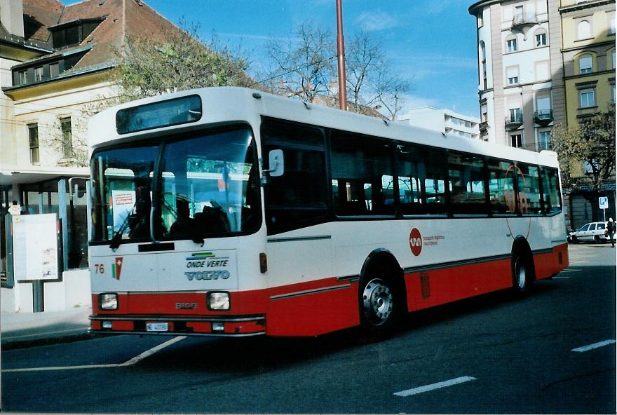 (112'016) - VR La Chaux-de-Fonds - Nr. 76/NE 43'190 - Volvo/Lauber am 10. November 2008 beim Bahnhof La Chaux-de-Fonds