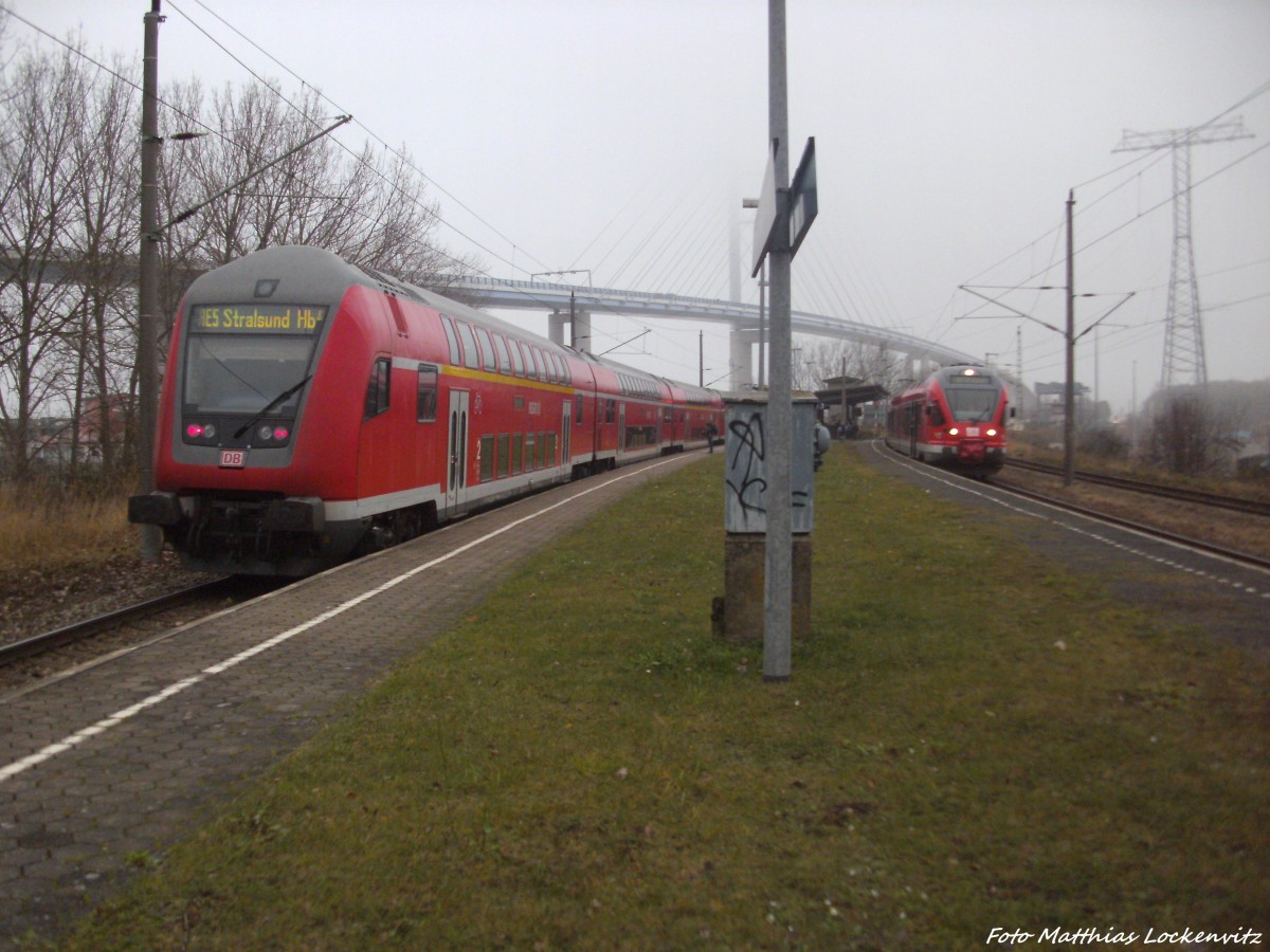 114 003-7 als RE5 mit ziel Holzdorf (Elster) & BR 429 als RE9 mit ziel Stralsund Hbf im Bahnhof Stralsund R�gendamm am 3.12.13
